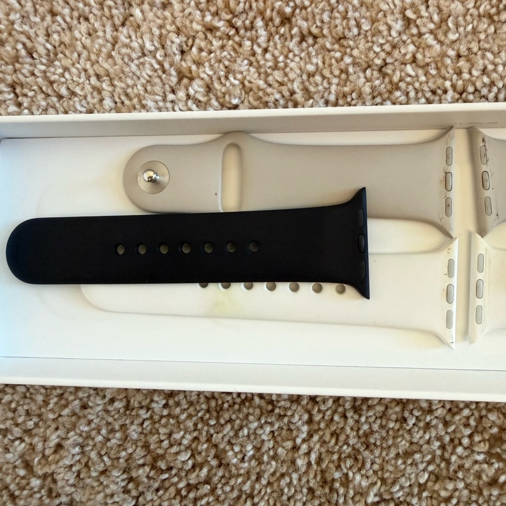 Apple Watch Series 8 41mm in Starlight Aluminum - Picture 10 of 11